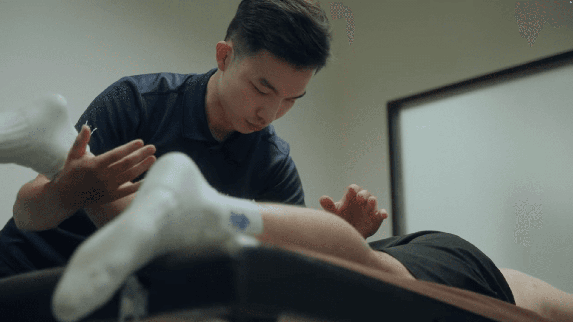 治療師以徒手協助客人放鬆腿部